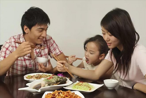  3 thói quen xấu khi ăn khiến trẻ khó hòa đồng, bị xa lánh